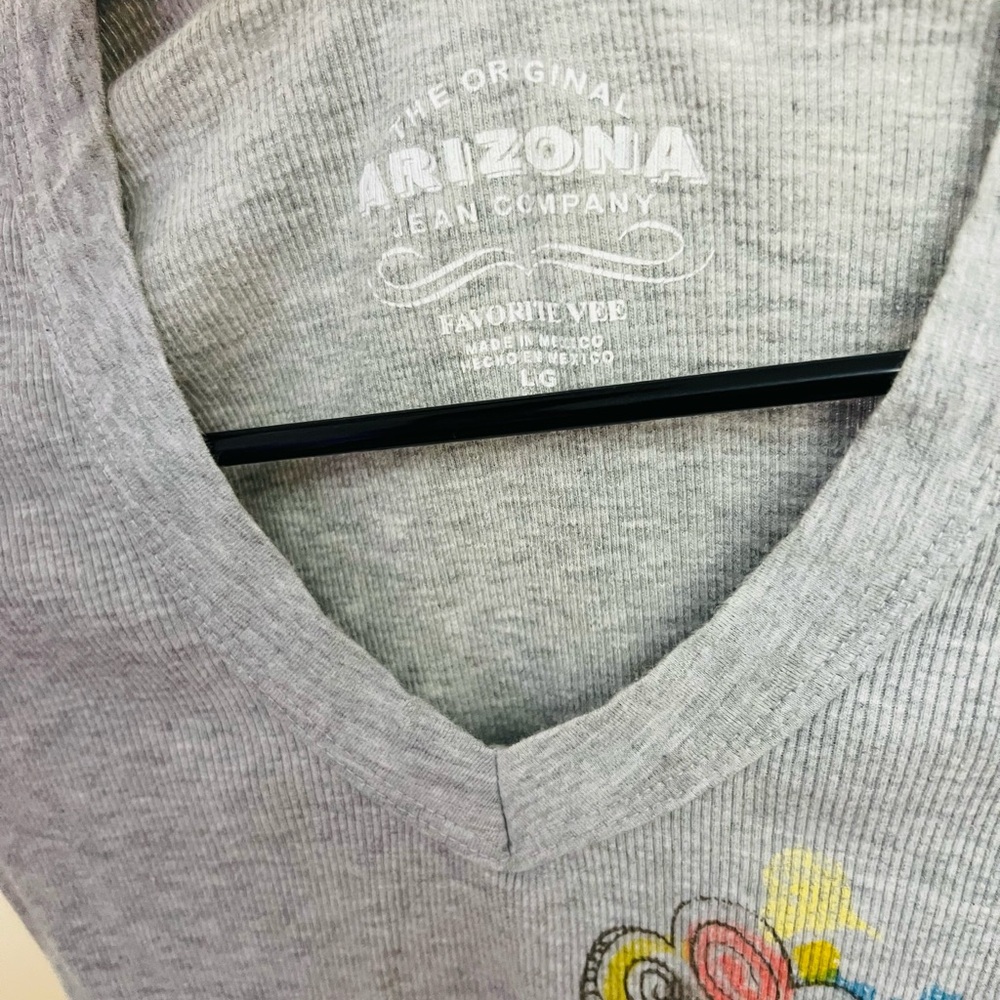 Arizona Jean Company Gray V-Neck Tee with Colorful Graphic Y2K - Picture 3 of 4